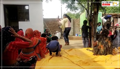 घर में आई नई बहू ने किया टी शर्ट और पेंट पहनकर मजेदार डांस, लोग देखकर हुए हैरान-image-63f8acf31e1de