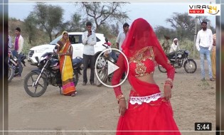 गांव वालों के सामने शहर की लड़की ने घूंघट ओढ़ कर किया डांस, वीडियो हुआ वायरल